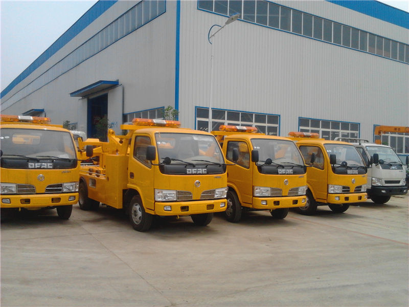 停在清障車(chē)車(chē)間外的準(zhǔn)備出口的小型清障車(chē)