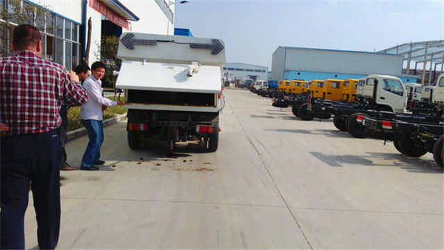 內(nèi)蒙客商正在參觀五十鈴<a href=http://www.ingbeta.com/saoluche/ target=_blank class=infotextkey>掃路車(chē)</a>