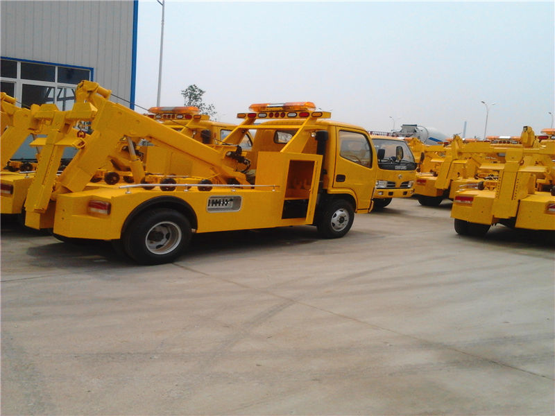 整裝待發(fā)的小型清障車(chē)