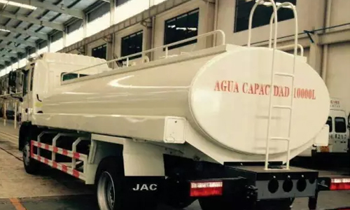 我廠(chǎng)大批量出口委內(nèi)瑞拉灑水車(chē)