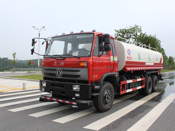 經(jīng)典款153后8輪東風(fēng)灑水車(20-22噸)