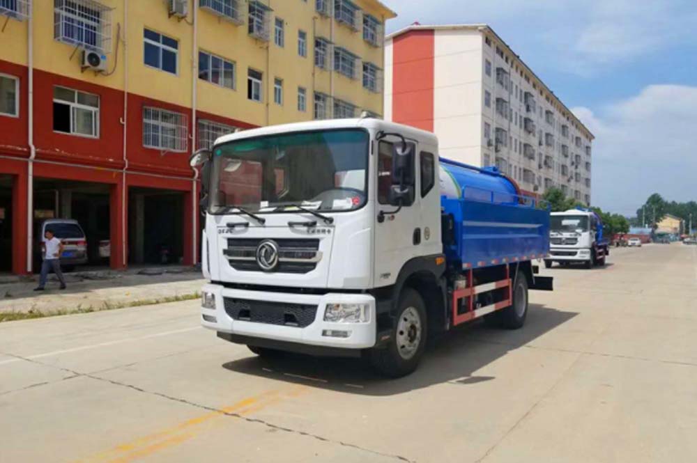 東風(fēng)多利卡D9國(guó)六清洗吸污車