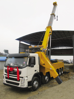昨日，目前國內(nèi)最大噸位的道路<a href=http://www.ingbeta.com/qzc/ target=_blank class=infotextkey>清障車</a>正式“落戶”貴陽。該清障車車價近300萬元，集吊裝、拖車于一體，最大起吊高度13.2米，最大拖牽重量54噸，最大起吊重量60噸，可安全快速地對交通事故中側(cè)翻的重型貨車、重型<a href=http://www.ingbeta.com/ygc/ target=_blank class=infotextkey>油罐車</a>等進行起吊、救援和拖運，及時恢復(fù)現(xiàn)場交通。曾秦 攝